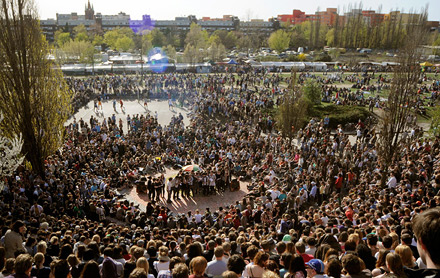 Karaoke im Mauerpark: The Show Must Go On